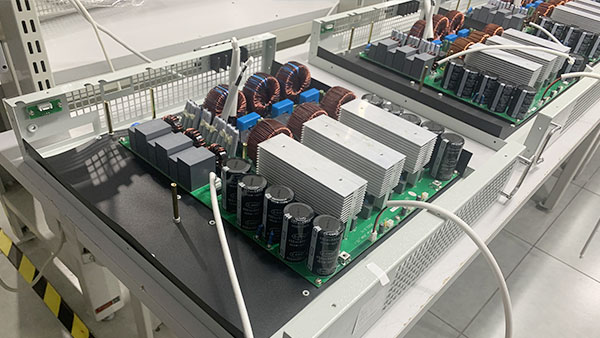Qual è il principio di lavoro di un generatore di energia reattiva statica?